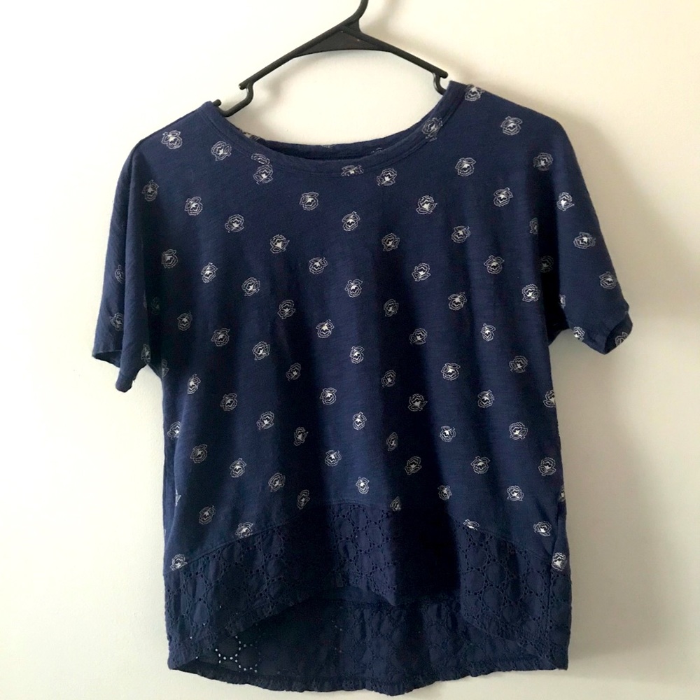 Blouse/shirt blue and white w/ pattern at bottom